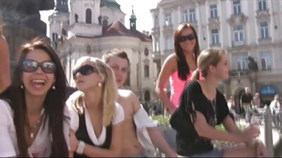ქერა სექსუალური ღიმილით მუშაობს პირით საწოლზე მსხვილ მამალზე