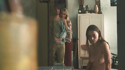 ორი ქალბატონი იწოვს მამალს აბაზანაში სარკის წინ